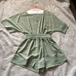 Park Lily short jumper. Size Small.  Beautiful green